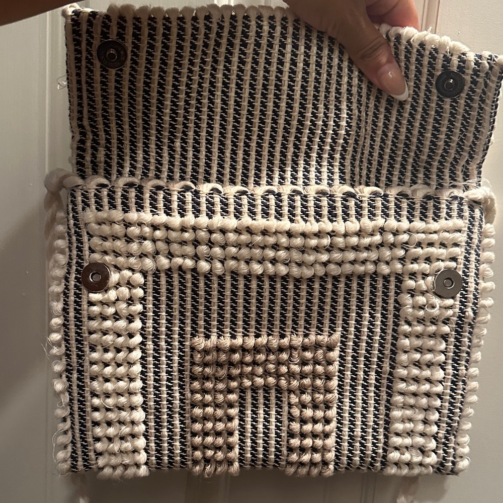 Stylish Cream and Black Woven Bag - Picture 3 of 7